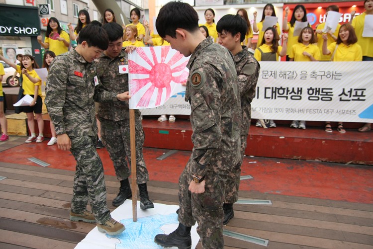 ▲평화나비가 일본의 집단 자위권 인정 안보법제 강행을 비판하는 퍼포먼스를 펼치고 있다.