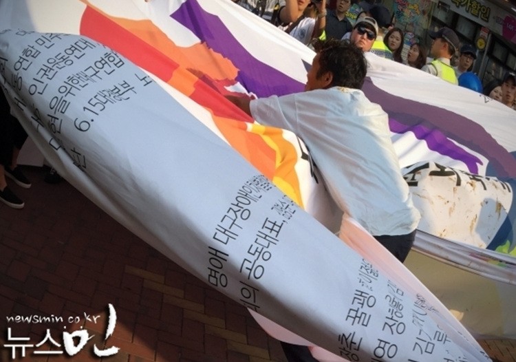 2015년 7월 열린 대구퀴어문화축제 당시 이 모 장로가 행사 펼침막에 인분을 투척하고 있다