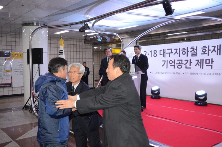 발언 중인 윤석기 위원장과 항의하는 박성찬 비대위원장