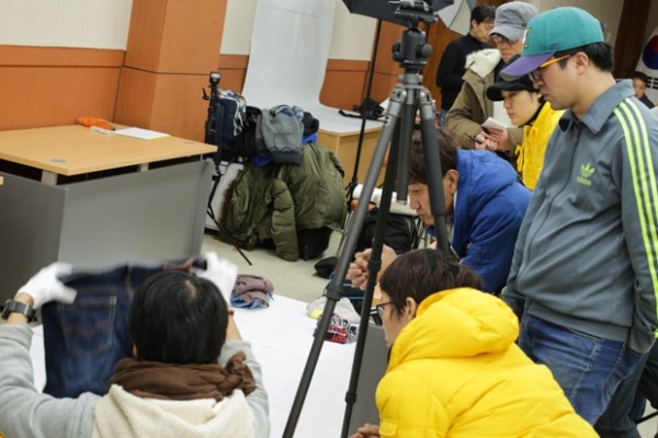 ▲ 세월호 수색과정에서 발견된 유류품을 기록참가자와 유가족이 보고 있다
