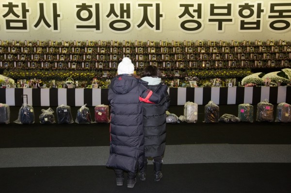 ▲ 세월호 유가족이 영정사진 앞에 놓인 유류품 가방을 보고있다
