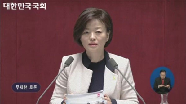 ▲농인들의 요청으로 필리버스터(무제한 토론)에 실시간 수화통역이 지원된다. 필리버스터 18번째 토론자인 진선미 의원이 발언을 시작한 27일 4시 20분경부터 수화통역이 실시간 지원되고 있다.