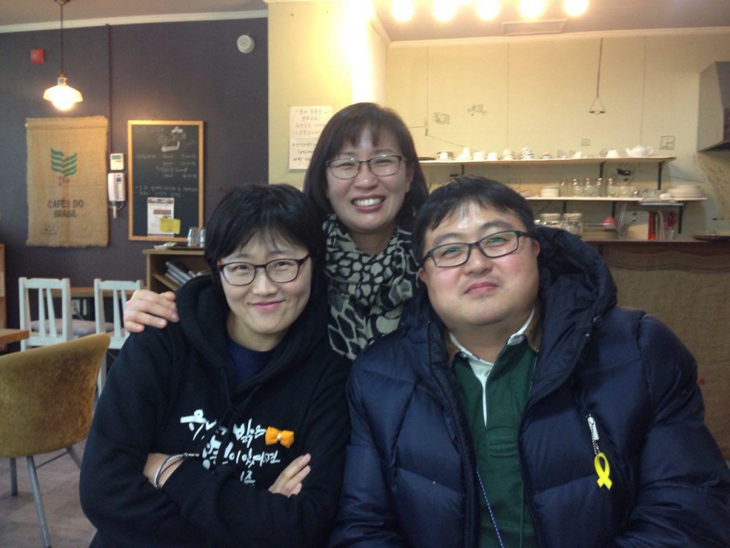 ▲2016년 2월 카페 공중그네에서 왼쪽부터 지명희, 한민정, 강동민 씨. 