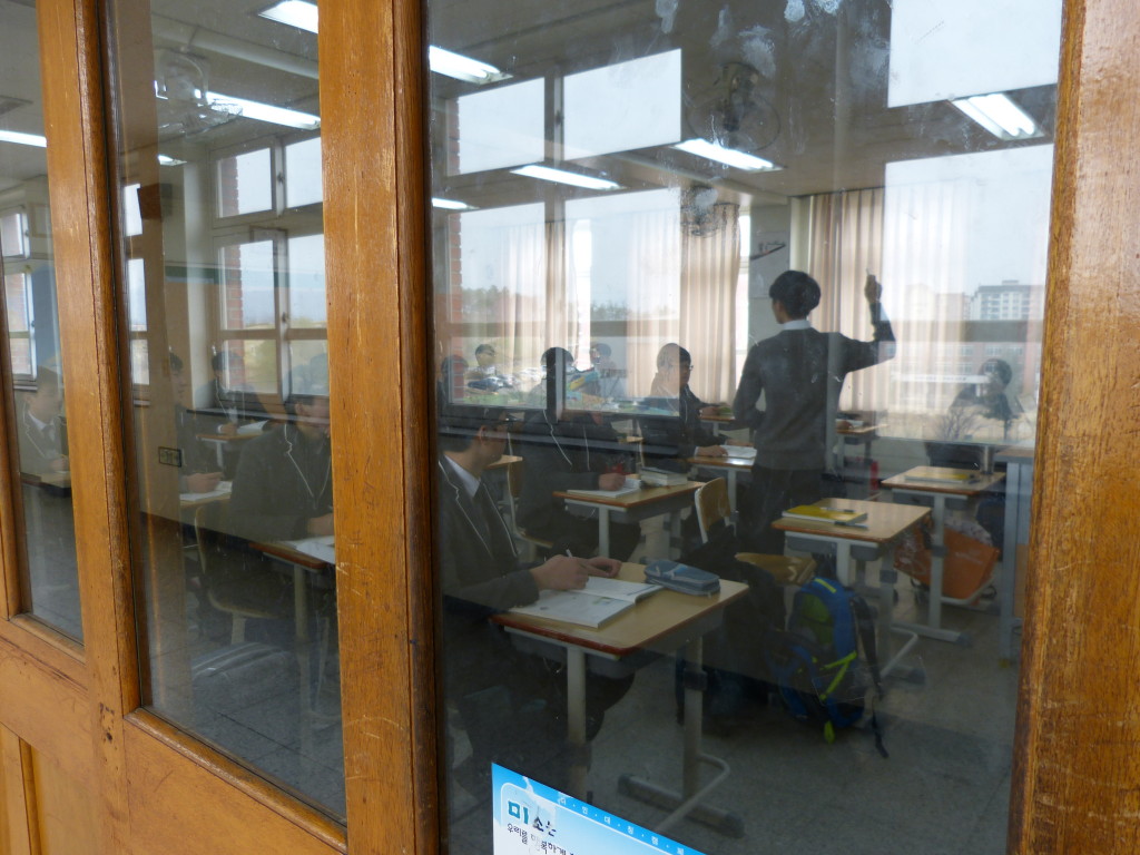 ▲투명유리창이 설치된 대구 한 학교의 교실. [사진=대구교육청 제공]