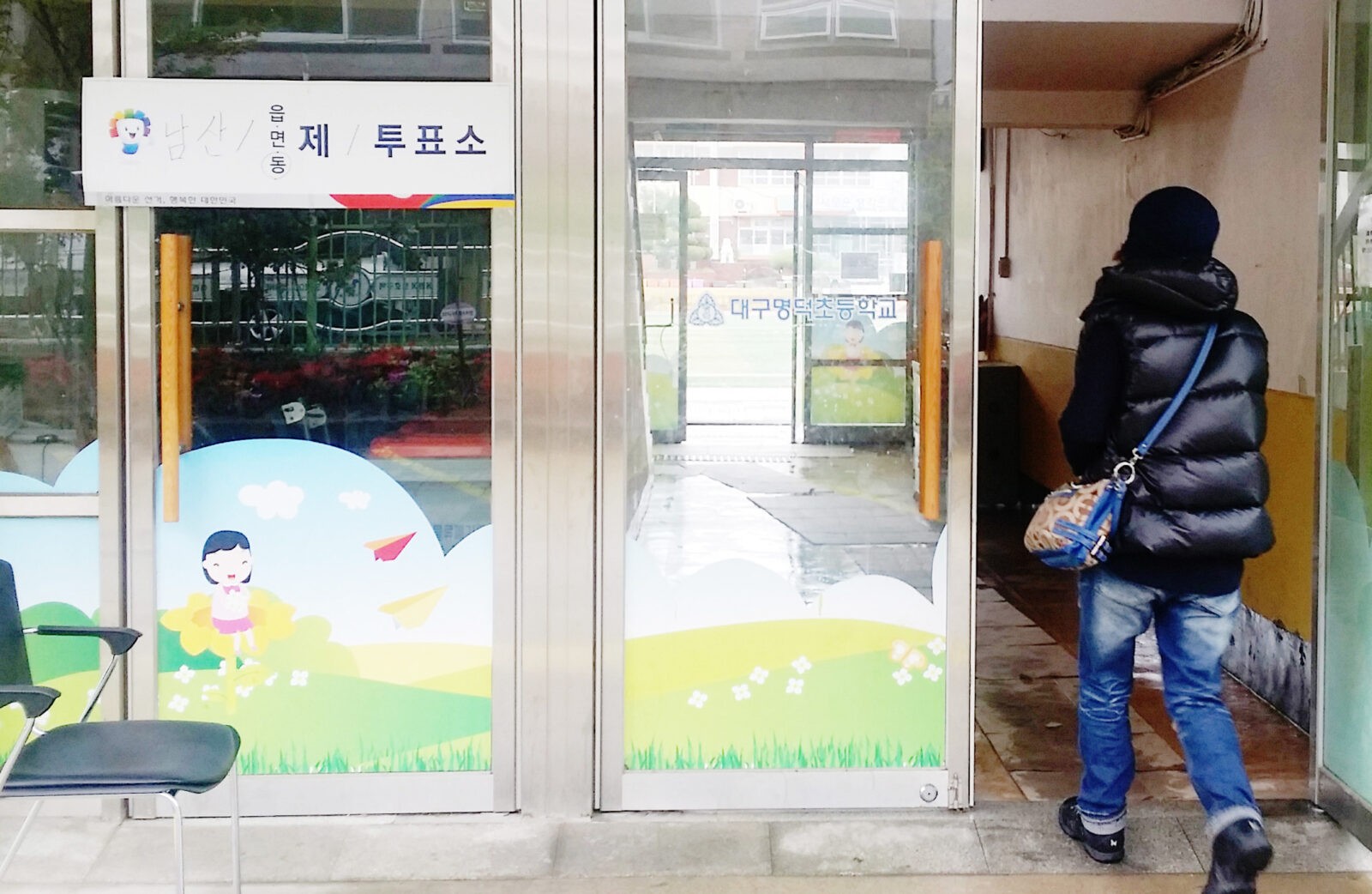 ▲한 주민이 투표장으로 들어가고 있다.