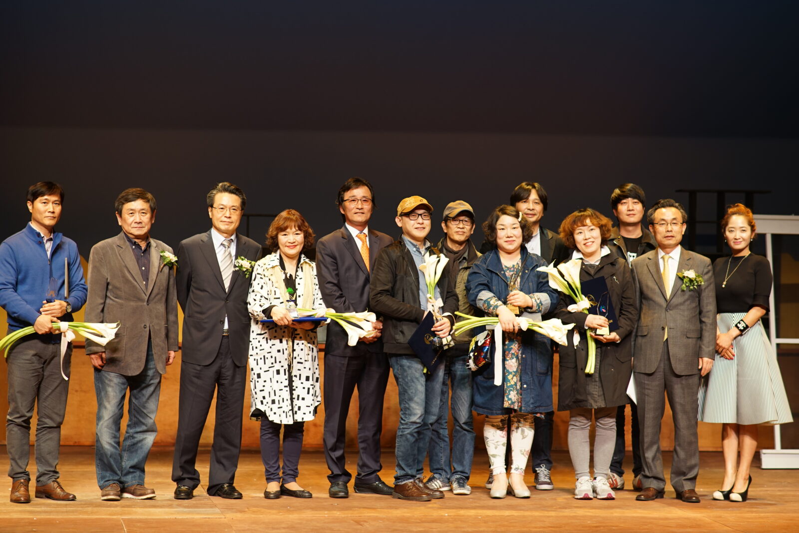 기념촬영하는 수상자들(손에 꽃을 들었다) - 천정락, 김미향, 서영삼, 김미화, 김수정(좌측부터)