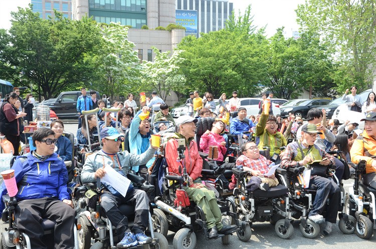 29일 대구시청 앞에서 장애인 노동권 보장을 위한 기자회견이 열렸다