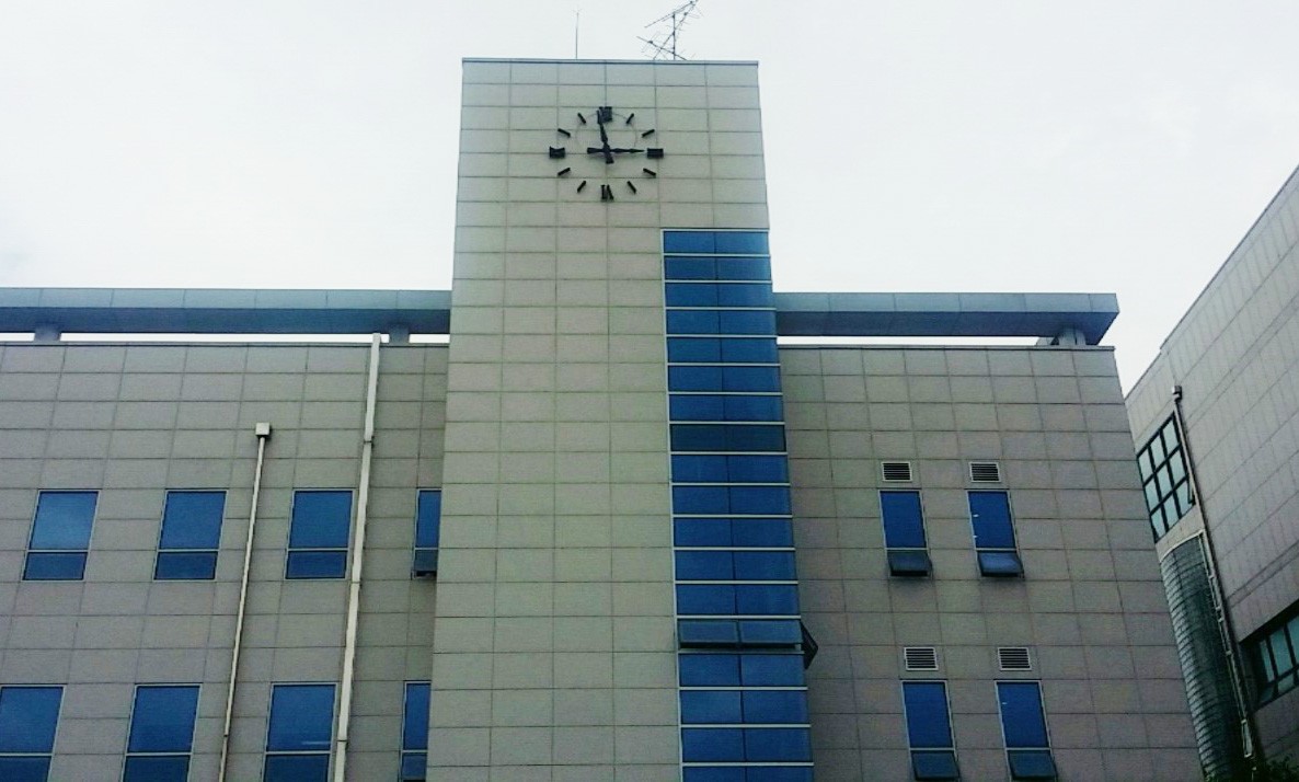▲대구 서구보건소 건물 외벽에 설치된 대형 시계.