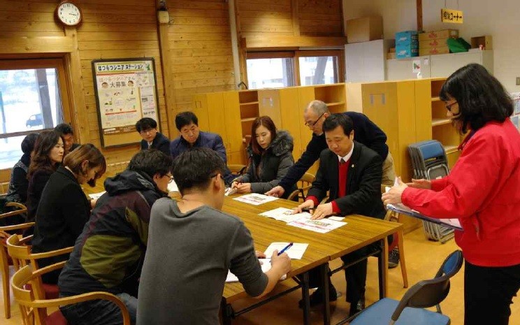 ▲지난 1월 수성구 복시시설 실무자들과 일본을 찾은 석철 의원(오른쪽 두번째 붉은 스웨터 남성)