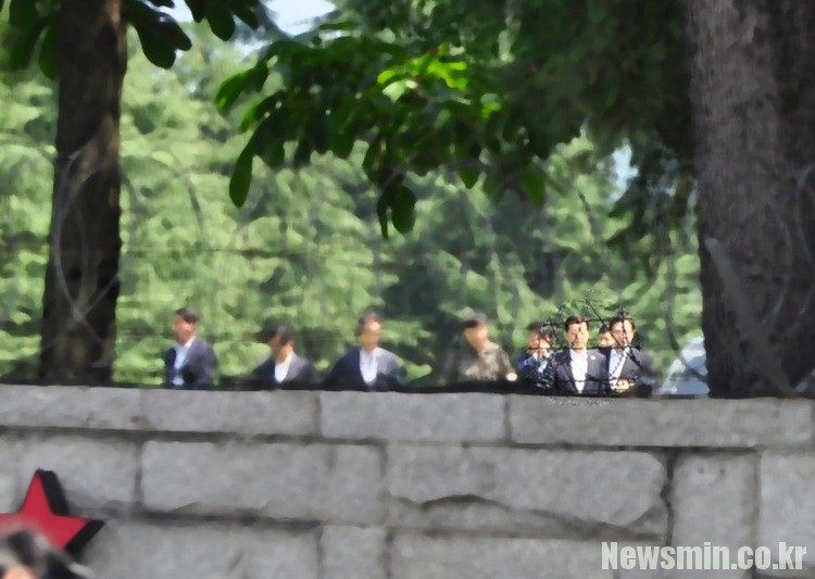 ▲한민구 국방부 장관이 헬기를 타고 사령부에 도착한 후 이동하기 위해 차량으로 옮겨타고 있다.