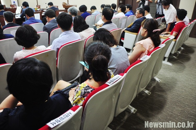 ▲21일 오전 대구시의회 교육위에는 유가초등학교 이전 통합에 대한 찬성하는 학부모와 반대하는 학부모들이 찾아와 방청했다.