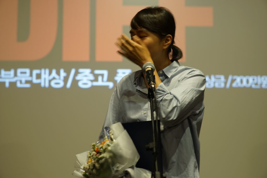  '중고, 폴'로 애플시네마대상을 받은 김은영 감독, 수상소감 중에 울음을 터트렸다..