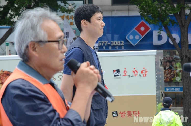 이흑성 대표(왼쪽)와 차헌호 해고노동자(오른쪽)