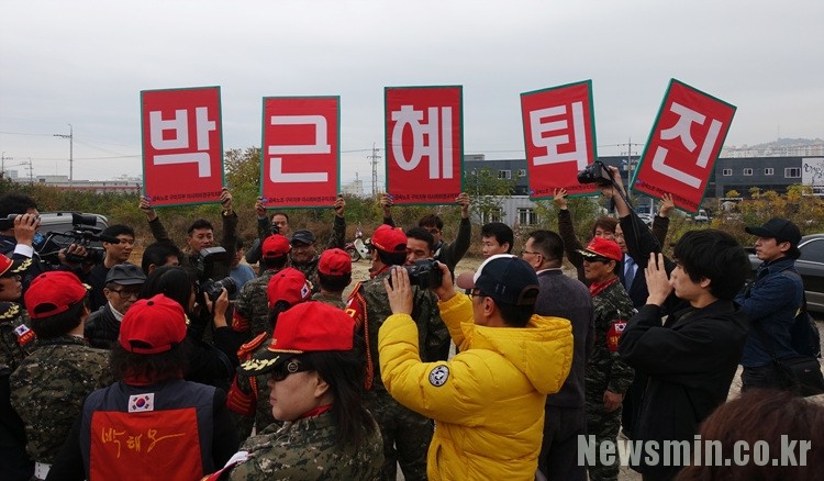 ▲금속노조 아사히비정규직지회 조합원들이 박근혜 퇴진 촉구 피켓 시위를 진행했다.