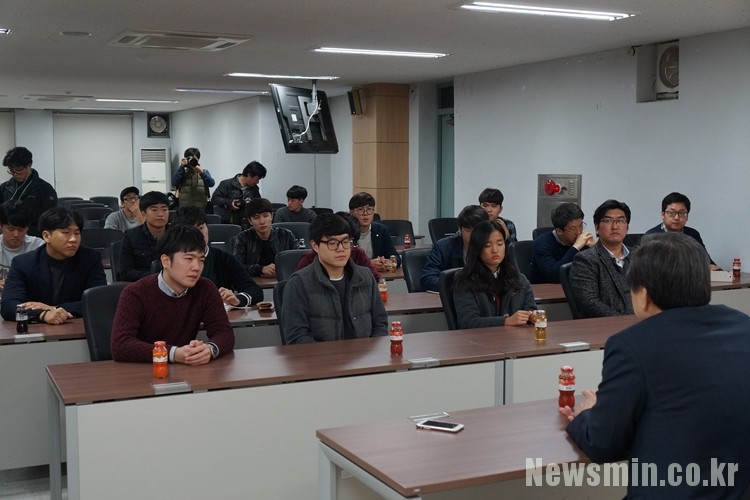 ▲김무성 전 대표와 학생 간담회에는 20여 명이 참석했다.