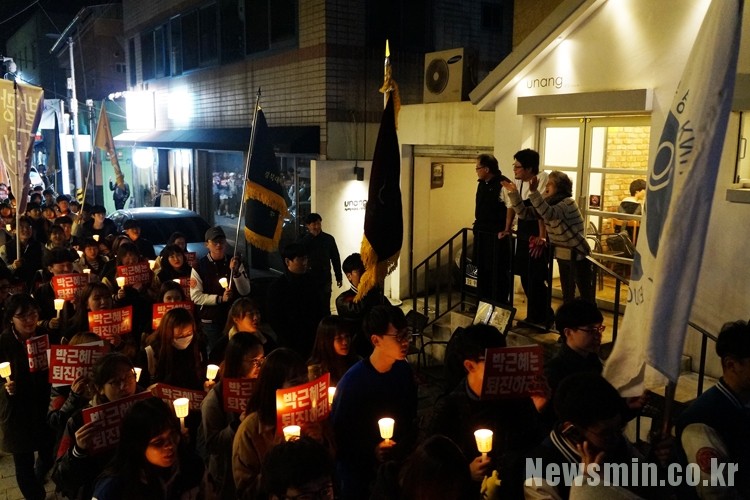 ▲경북대 학생들이 '박근혜 퇴진'을 외치며 행진하자, 시민들이 거리로 나와 박수치며 응원하고 있다.
