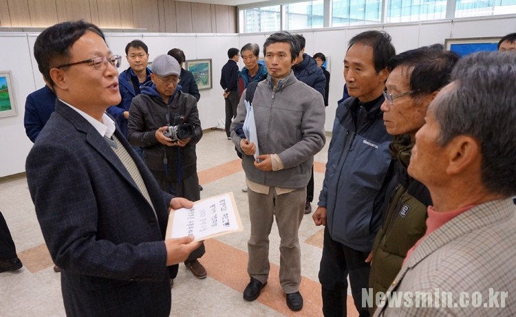 ▲영양, 영덕군민들이 대구지방환경청장에게 AWP 전략환경영향평가본안 주민동의서 거짓 의혹에 대한 자료를 전달하고 있다.