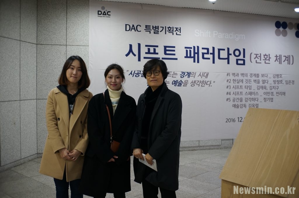 예술감독 김옥렬(아트스페이스 펄, 오른쪽)과 관람객